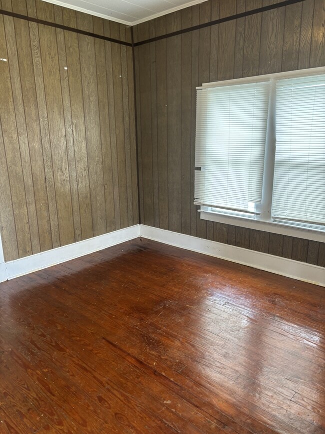 Photo - 208 Surrey St