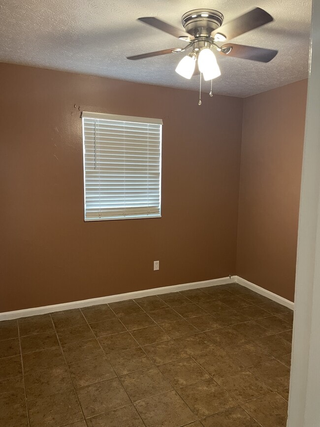 Photo - 107 Lakeside Cir