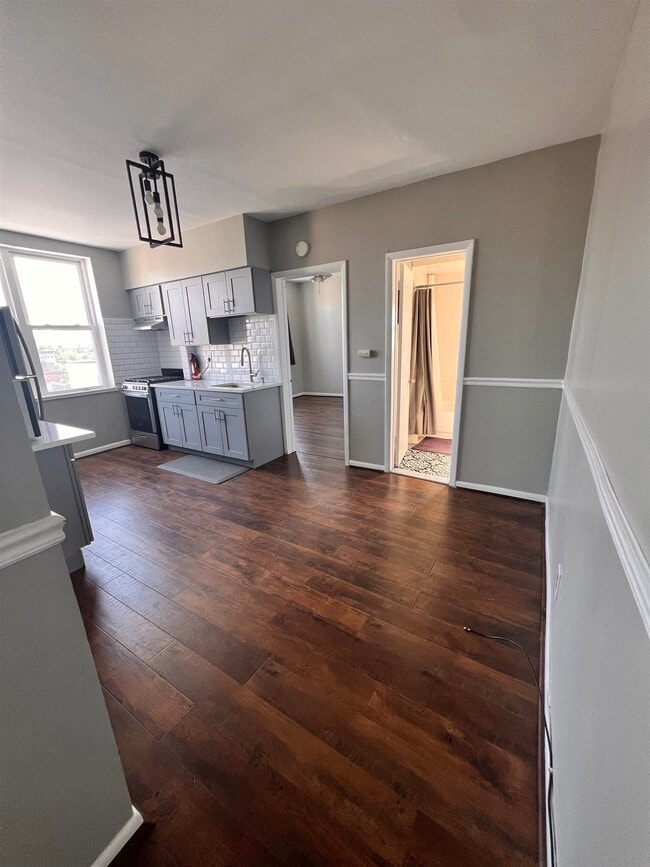 Building Photo - 217 44th St Unit 25