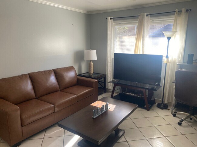 Photo - 810 Clarendon St Unidad Apt 4