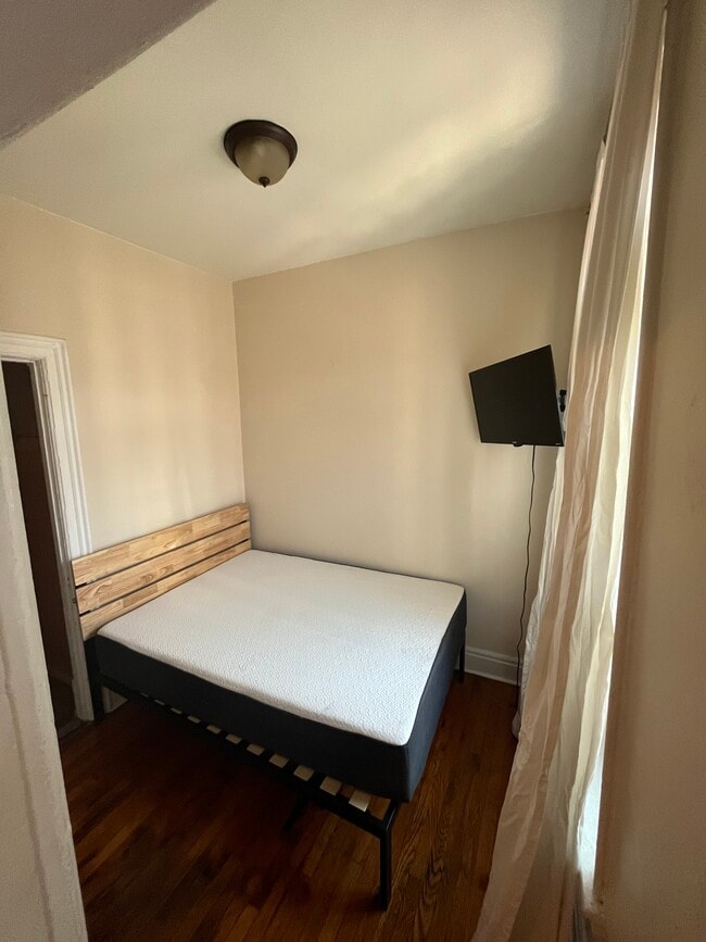 118 4th St Unit Brownstone apt top floor