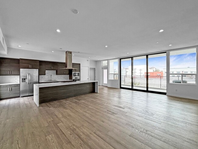 Modern 2BD/2BA Condo in North Park W/ High... - Modern 2BD/2BA Condo in North Park W/ High... Unit 302