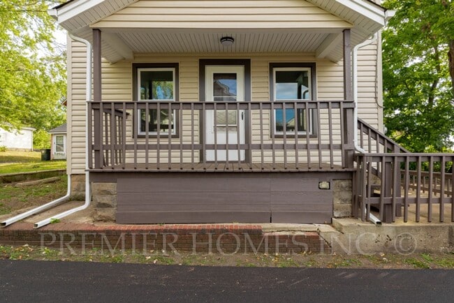 Building Photo - 3 Bed Home with Private Parking & Yard – $1,495/mo