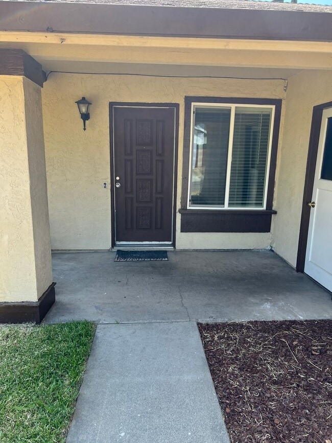 3 Bedroom 2 Bathroom Home with Yard - 3 Bedroom 2 Bathroom Home with Yard