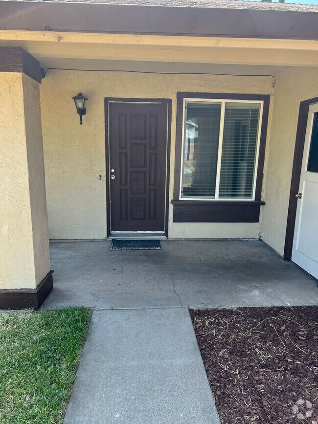 Building Photo - 3 Bedroom 2 Bathroom Home with Yard