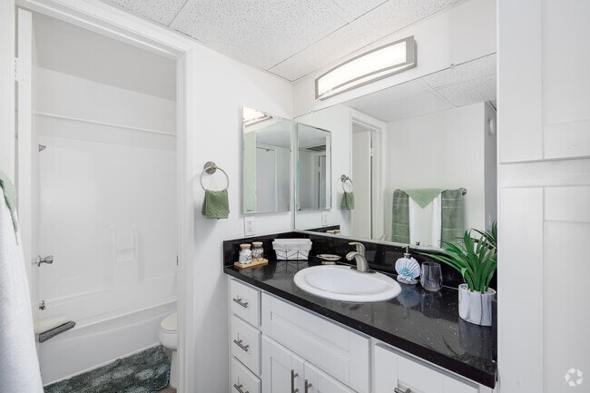 1BR, 1BA - 800SF - Bathroom - Ridgegate Apartments