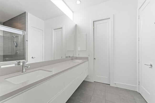 Photo - 1155 W 17th St