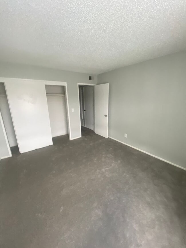 Building Photo - Updated 1 bedroom 1 bathroom in High Hollows! Unit 319 Rental