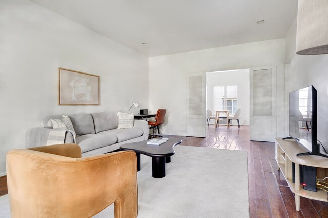 Photo - 135 S Reeves Dr Unidad FL2-ID1351