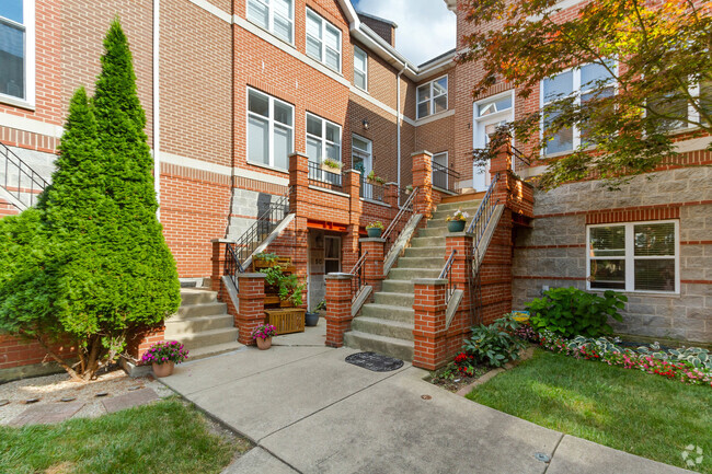 Building Photo - 825 E 52nd St Rental