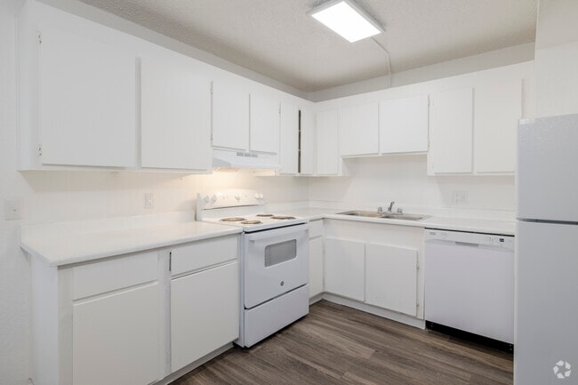 2BR, 2BA - 925SF Classic - Kitchen