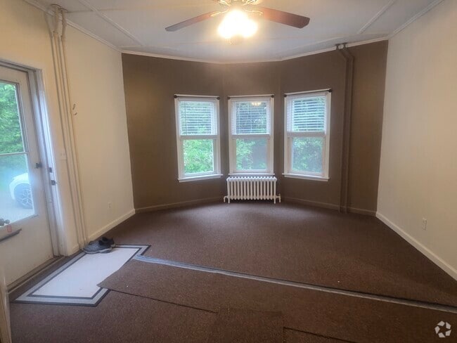 Building Photo - 124 Oak St Unit 1st floor Rental