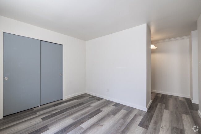 1BR, 1BA - 505SF - Dining Room and Living Room