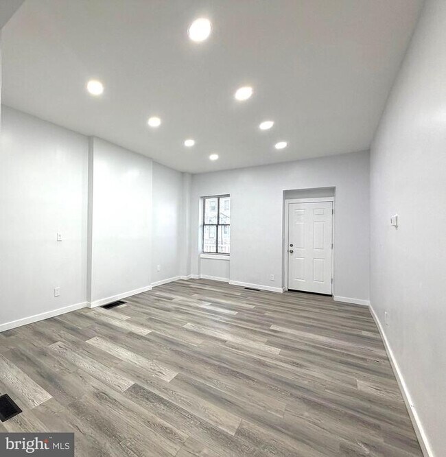 Photo - 330 N 2nd St