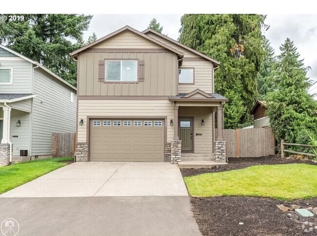 Building Photo - 3 bedroom Home Covered Patio home has AC !!!