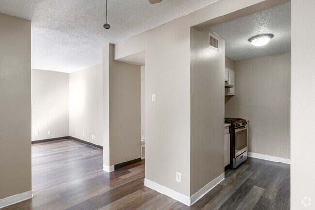1BR, 1BA - 670SF - Dining Room