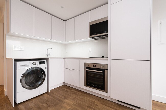 Building Photo - 800 Richmond St W Unit 467