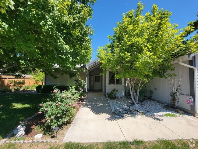 Building Photo - Prime Kennewick Location – 4 Bed, 2 Bath N... Rental