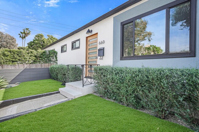 654 Ozone St, Santa Monica, CA 90405