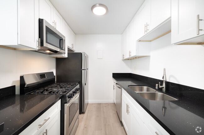 1BR, 1BA - 727SF - Kitchen - 909 Palm Ave