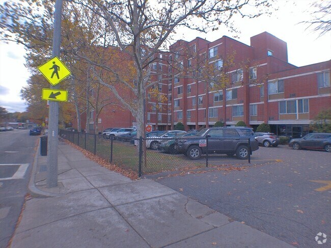 Building Photo - 546 Centre St Unit #1 Rental