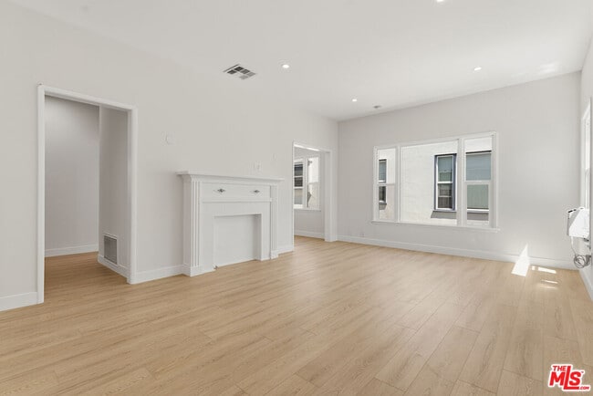 Building Photo - 833 1/4 N Alfred St