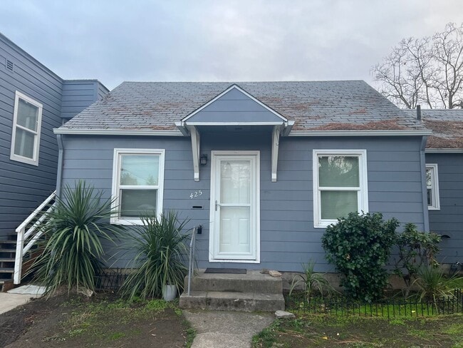 Building Photo - Cute, One bedroom duplex in Central Medfor... Unit 425 W Fourth St