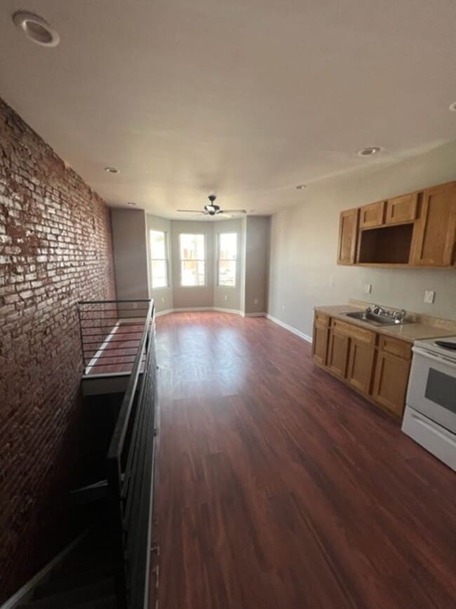 Building Photo - 2022 Buckius St Unit 2nd Floor Rental