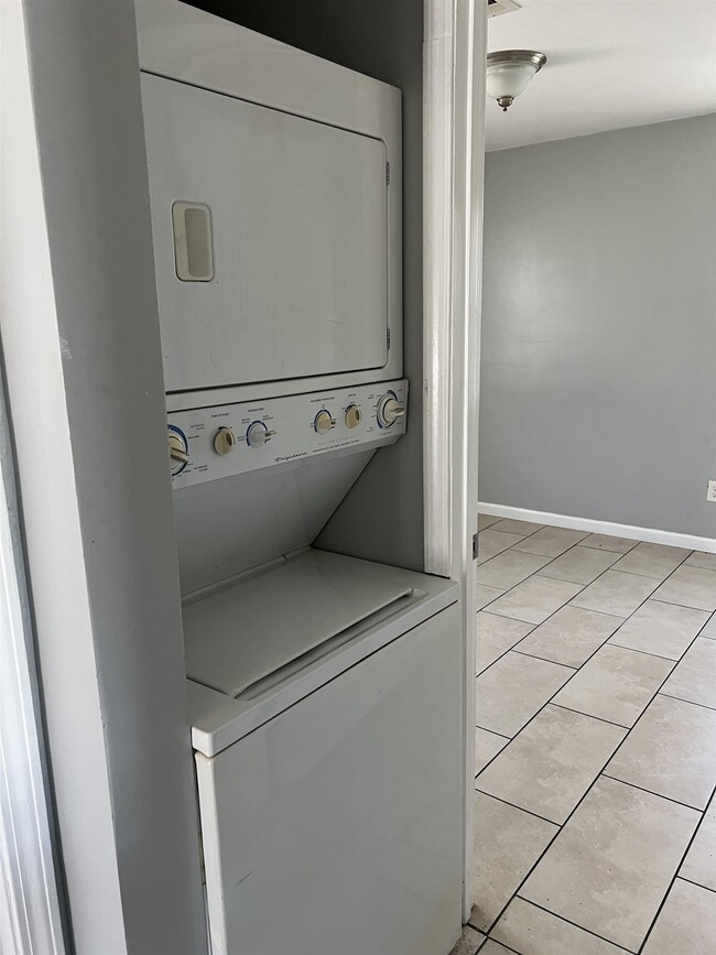 Photo - 464 Lipford St