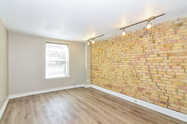 225–233 Oak Grove – Oak Grove Downtown