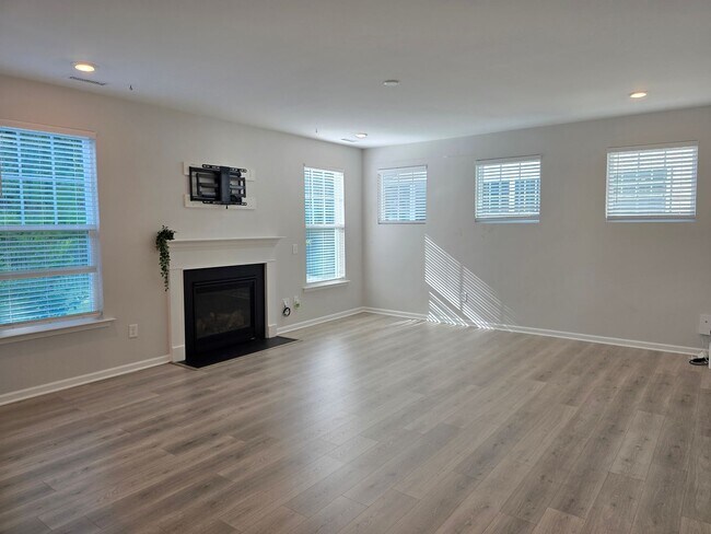 Photo - Brier Creek Living in a 5 Bedroom 4.5 Bath... Casa