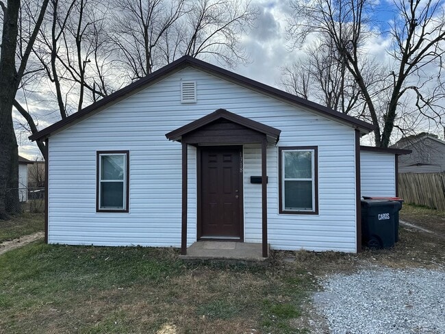 Building Photo - 2 Bedroom, 1 Bathroom Home with large backyard, near Downtown Springdale