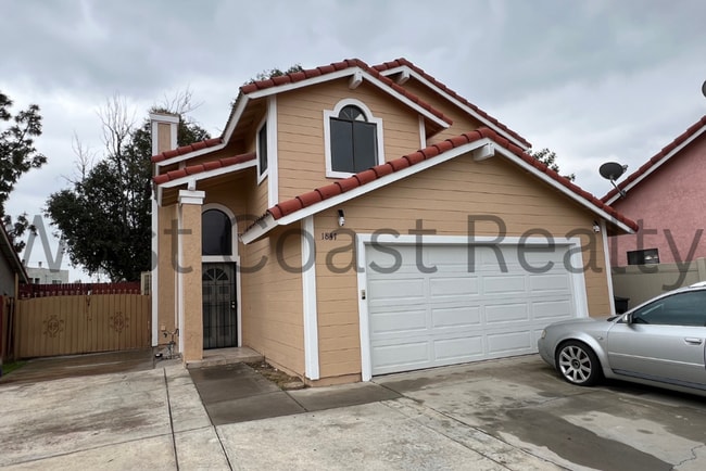 Building Photo - ***COMING SOON*** Spacious 4 bedroom 2.5 B... Rental