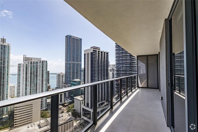 Building Photo - 45 SW 9th St Unit 3302 Rental