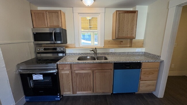 Photo - 4 Bed, 1 Bath, plus Bonus Room in Rochester! Unit B