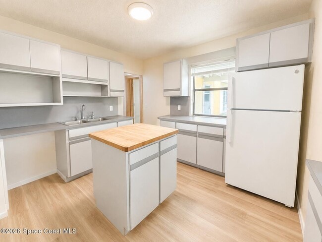 Photo - 1070 Lee Ave