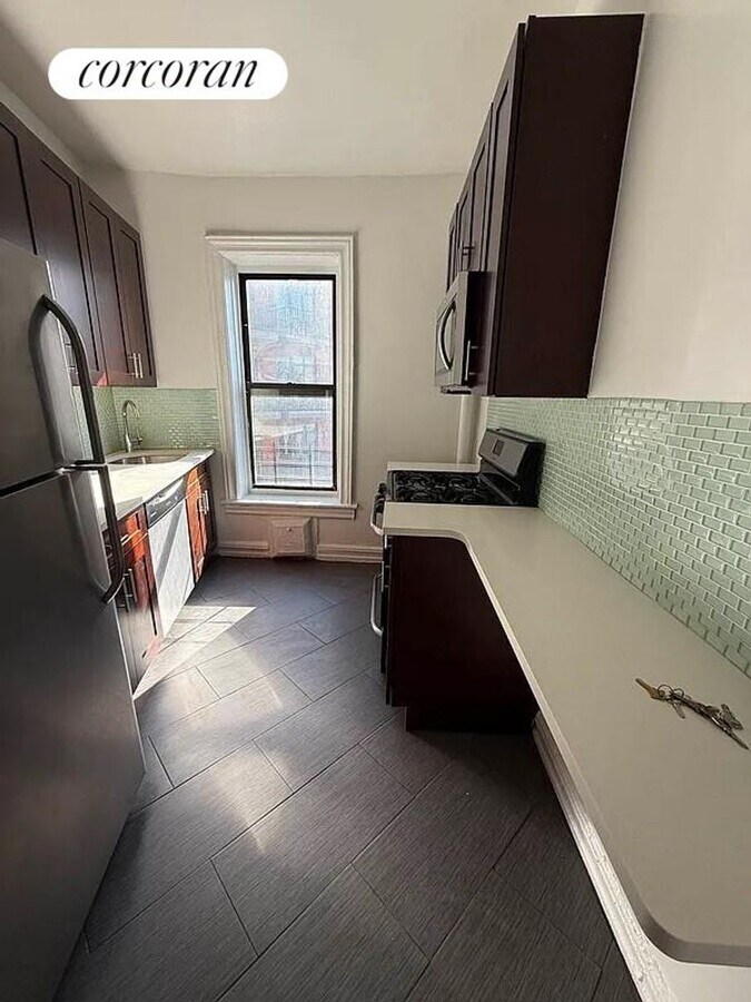 Photo - 396 Montgomery St