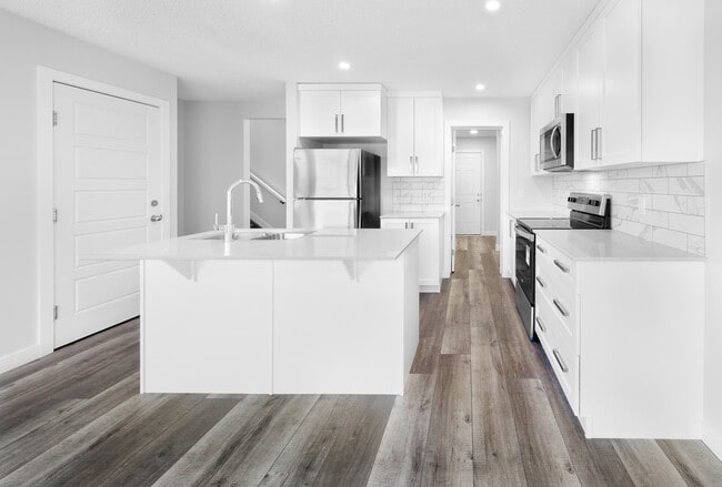 Photo - 1380 Erker Cres NW