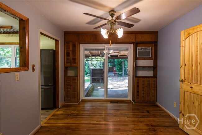 Photo - 1037 College Station Rd