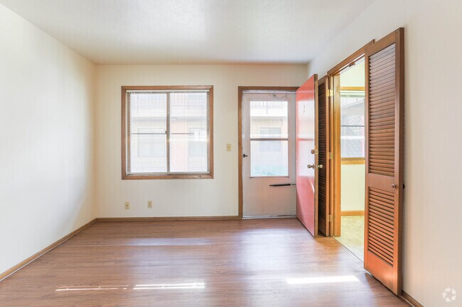1BR, 2BA - 520SF
