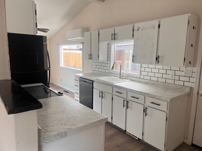 Photo - 3 bedroom, 1 Bath home - Rare find with a ...
