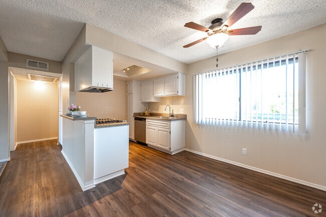 1BR, 1BA - 717SF - Dining/Kitchen - Cherry Cove