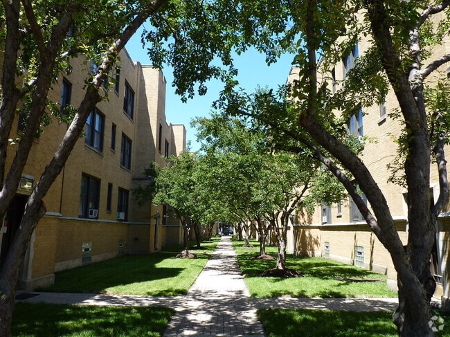 Building Photo - 1623 W Belmont Ave Rental