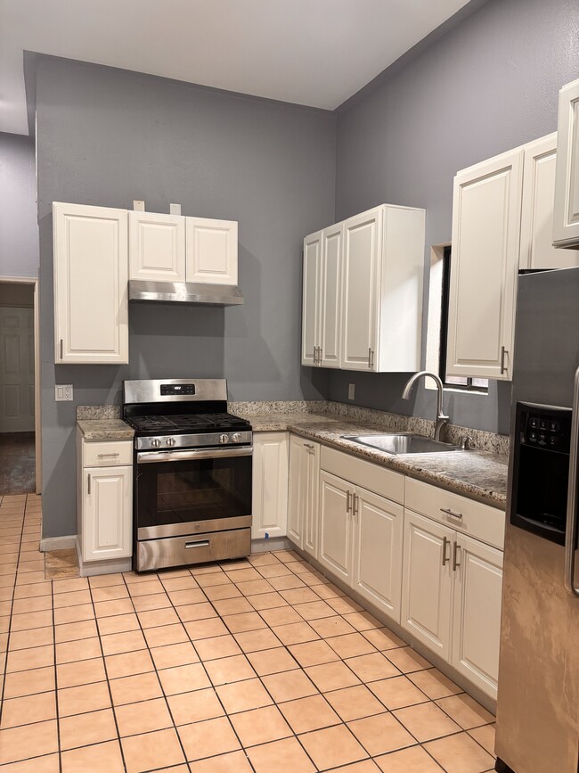 Photo - 3221 Helen St