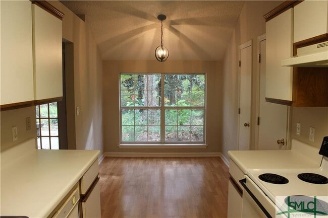 Photo - 3 bed 2 Bath Richmond Hill