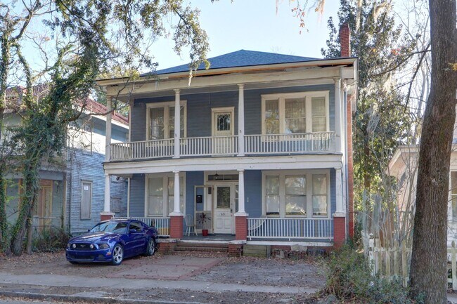 Building Photo - Large Historic Three (of four) Bedroom Apartment Unit Apartment A