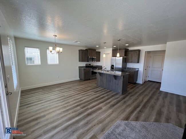 Photo - Large 4 Bedroom home in Desert Hollows