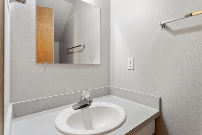 Photo - Large 2 bed 1.5bath townhouse with Garage