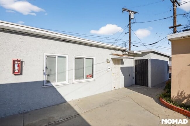 Building Photo - Charming 2 Bedroom 1 Bath Apartment For Rent Unit 2517 Madison St