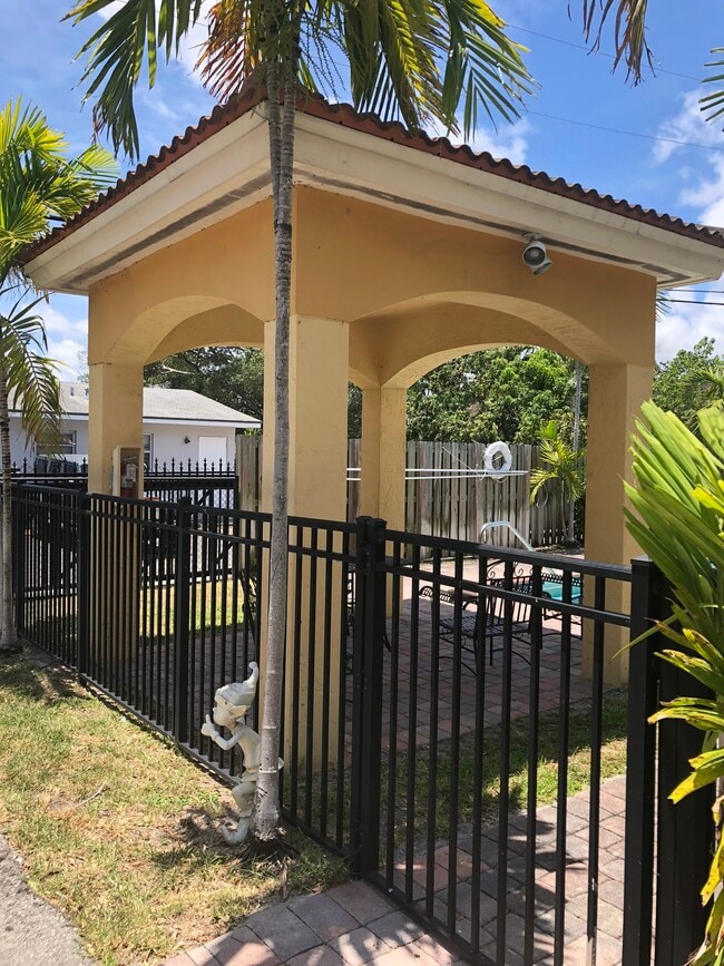 Building Photo - 324 NE 3rd St Unit D